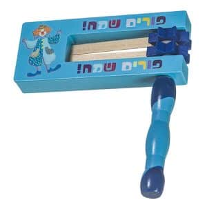 רעשן מעץ רקע כחול, ידית כחולה - עיטור צבעוני "פורים שמח"