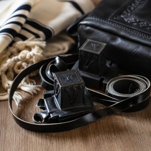איך שומרים על תפילין לאורך זמן? מדריך לשמירה נכונה על הבתים, הרצועות והקלף, כולל אחסון, ניקיון, בדיקות תקופתיות והגנה מחום ולחות.